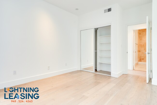 Building Photo - 8811-8815 Burton Way