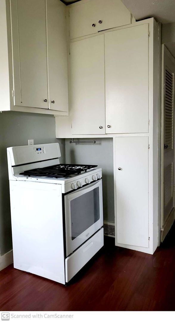 Building Photo - 2200 E 5th St