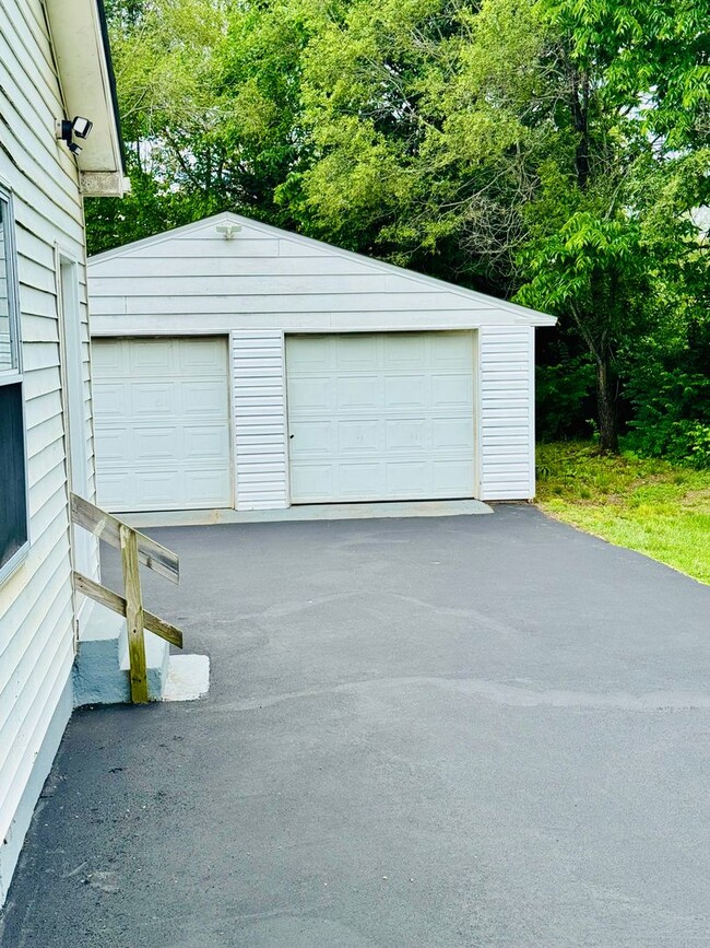 Building Photo - Like new with 2 car garage!