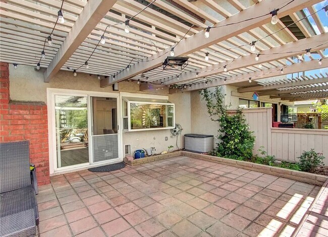 Building Photo - Anaheim Hills Beauty!