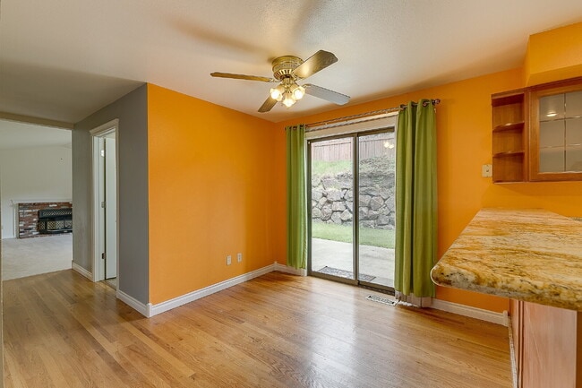 Building Photo - Gorgeous 3 bedroom home in College Hill Skyridge neighborhood of Bellevue