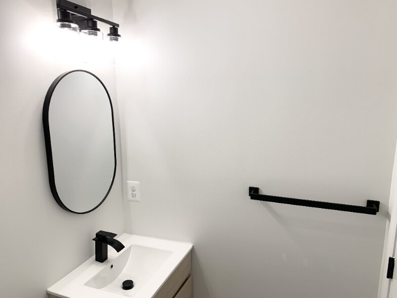 Building Photo - 1600 S Charles St