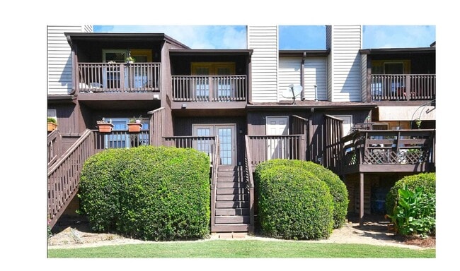 Primary Photo - Charming 2-bedroom, 2.5-bathroom townhouse...