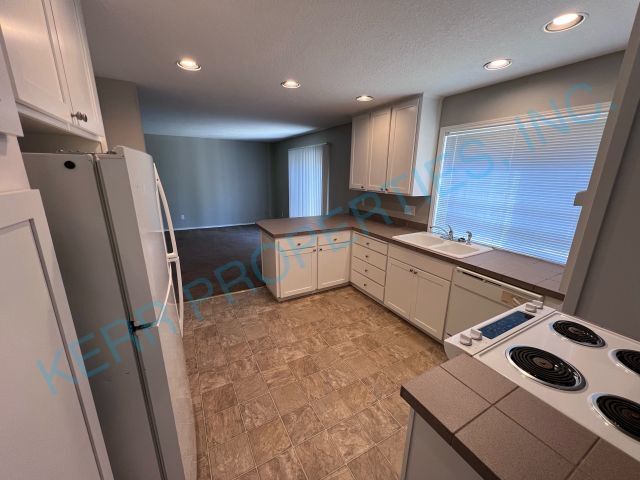 Building Photo - 14824 SE Sieben Creek Dr