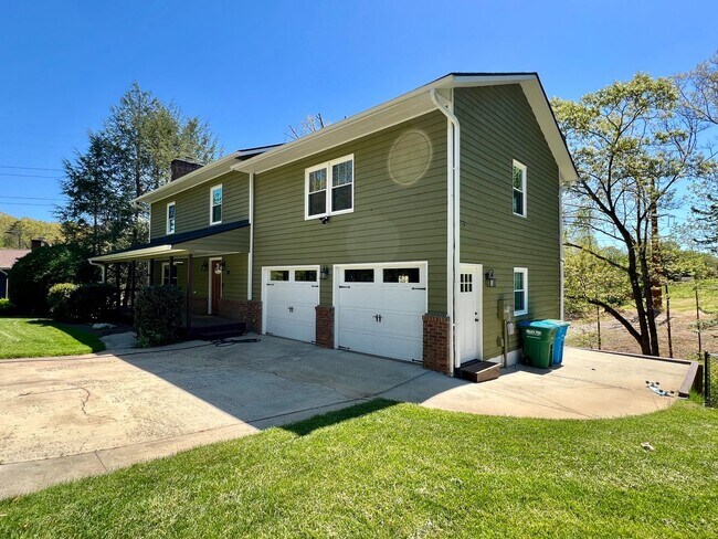 Building Photo - Beautifully Updated Home!  Fenced Yard!