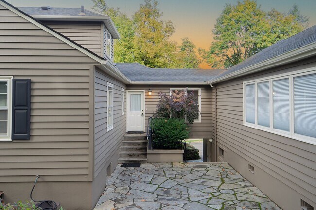 Building Photo - Charming and Well-Maintained Home in a Serene Neighborhood