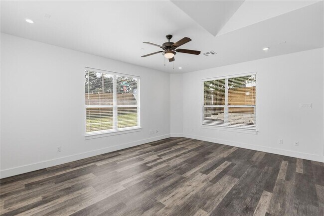 Building Photo - 4124 Valley View Rd