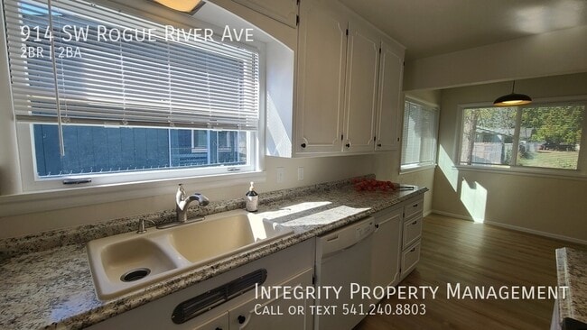 Building Photo - 914 SW Rogue River Ave