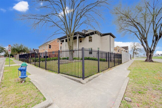 Building Photo - 2202 Wentworth St