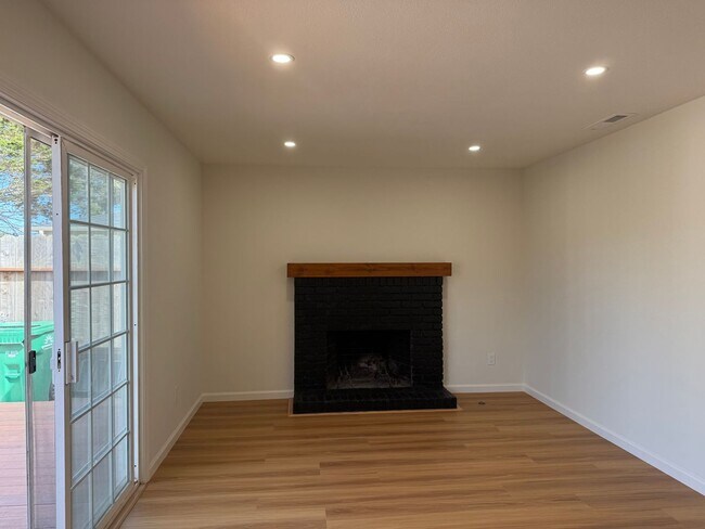 Building Photo - Beautiful Large Three Bedroom on Marina Av...