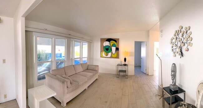 Building Photo - 14777 Palm Dr