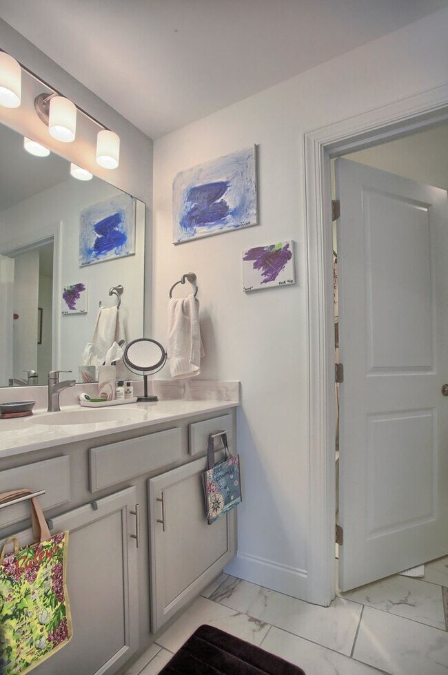 Building Photo - 3 bedroom townhome