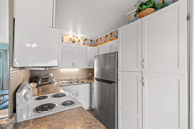 Building Photo - 8743 Thomas Dr