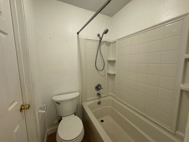 Building Photo - Gulf Breeze - Greenbriar Estates - 2 bed, 1 bath - Lawn care included