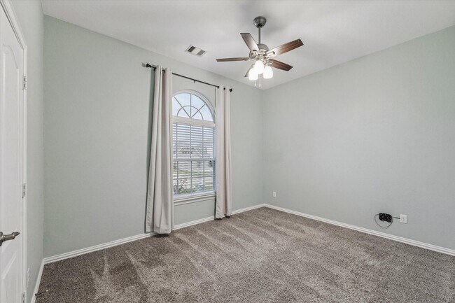 Building Photo - 142 Dina Ln