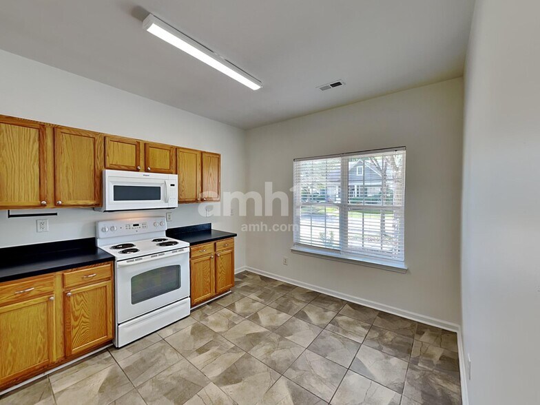 Building Photo - 9149 Glenashley Dr