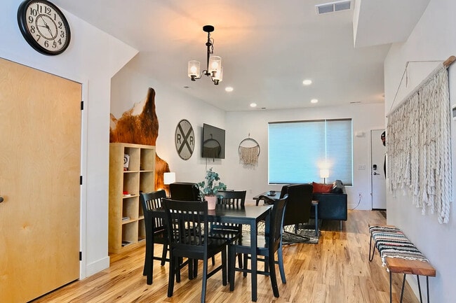 Building Photo - 829 S Main St