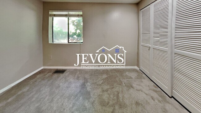 Building Photo - Charming 3-bedroom single-family home with...