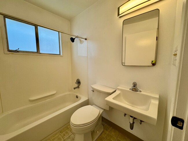 Building Photo - Natural Light Flooded 2 Bedroom Apartment ...