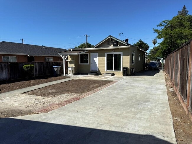 Building Photo - 1062 Lick Ave
