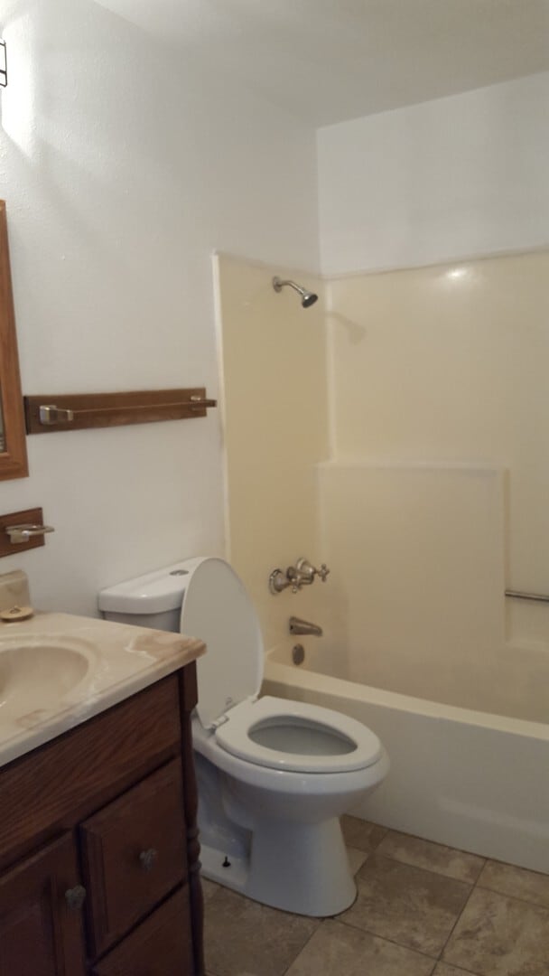 Building Photo - Single story 2 bedroom home.