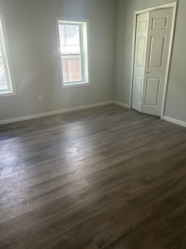 Building Photo - E. 185/Lake Shore 1 Bedroom *1/2 OFF SECURITY DEPOSIT SPECIAL*