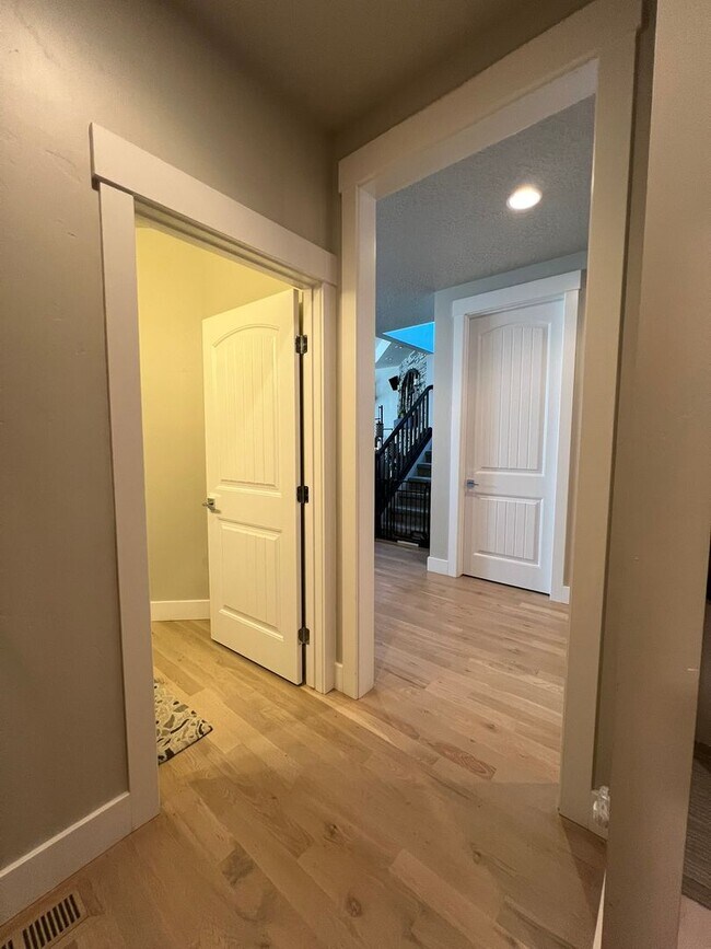 Building Photo - Beautiful custom built home with 4 bed 3.5...