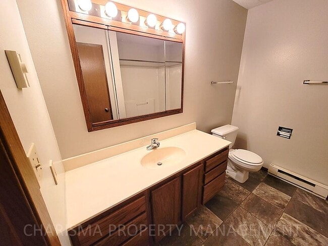 Building Photo - SPACIOUS ONE BEDROOM UNIT, WITH GREAT AMEN...