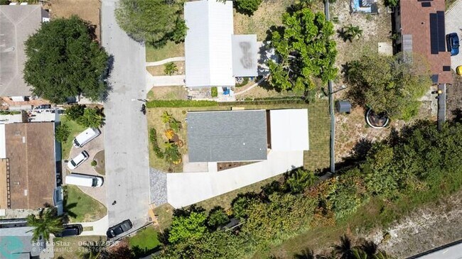 Building Photo - 1757 12th Ct N