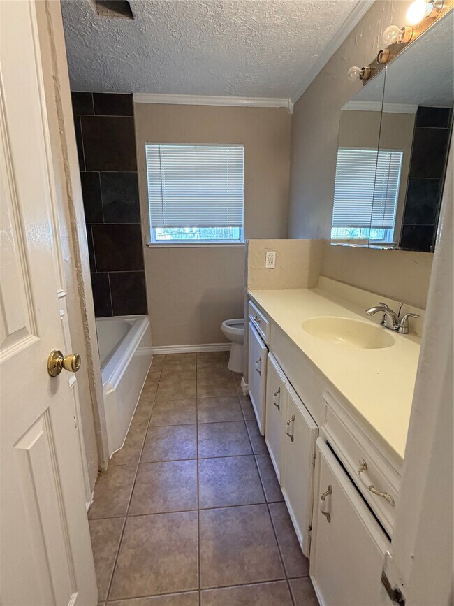 Building Photo - 2513 Mulberry Ln