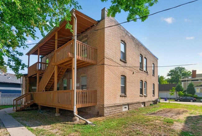 Building Photo - 203 Grotto St N
