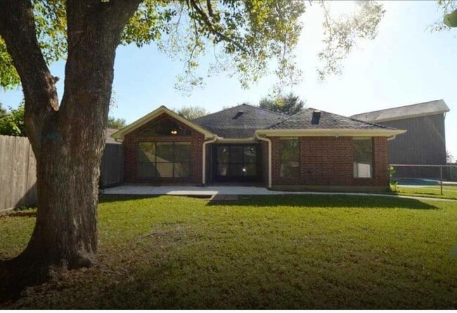 Building Photo - 414 Live Oak Ln