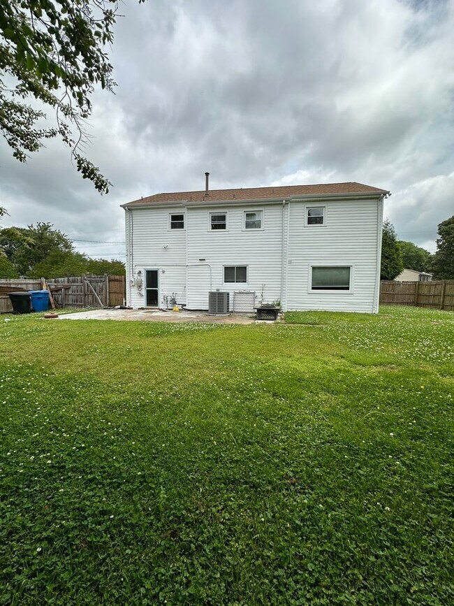 Building Photo - Pembroke Manor-4 bedroom 2.5 bath Single f...