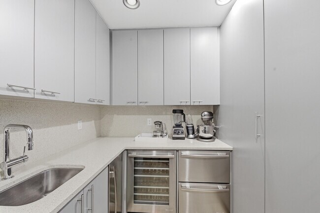 Building Photo - 2552 Sheltingham Dr