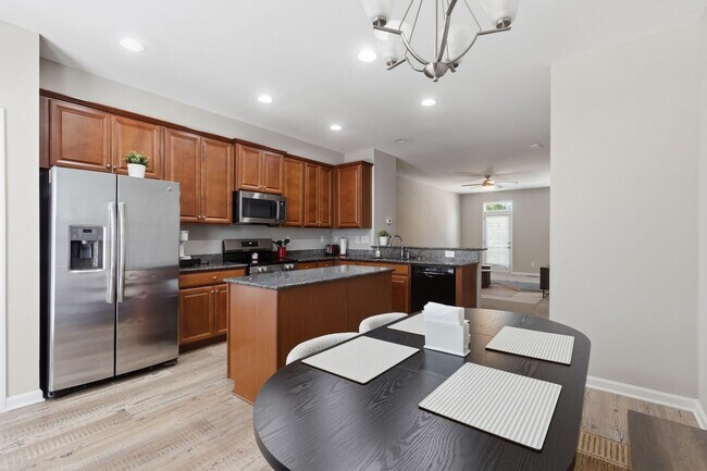 Building Photo - Stylish 3bd 3.5bath townhome for rent in the highly desirable Vermillion