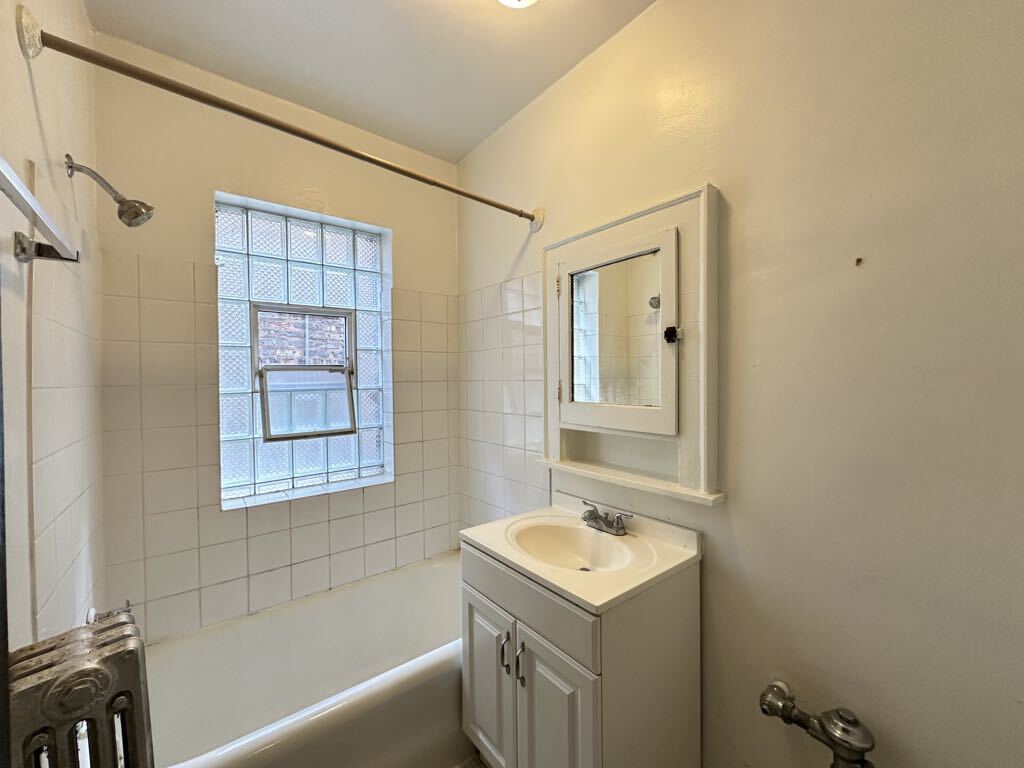 Building Photo - 4752 N Paulina St