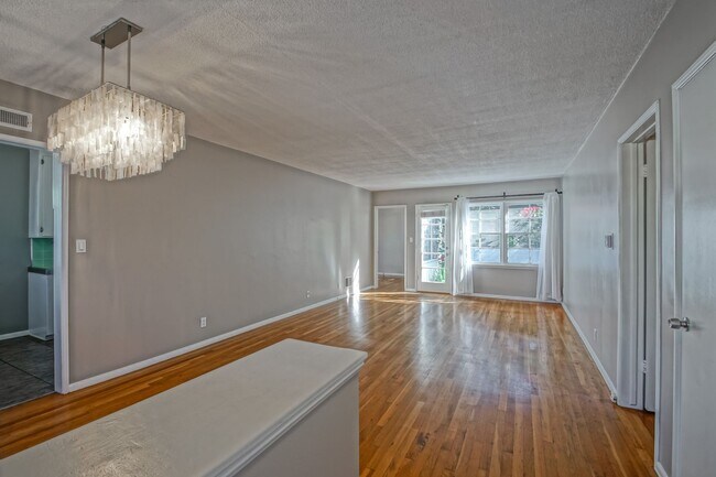 Building Photo - CHARMING, BRIGHT & AIRY HOLLYGLEN HOME W/ BEAUTIFULLY LANDSCAPED FRONT & REAR YARDS W/ PATIO BLOC...