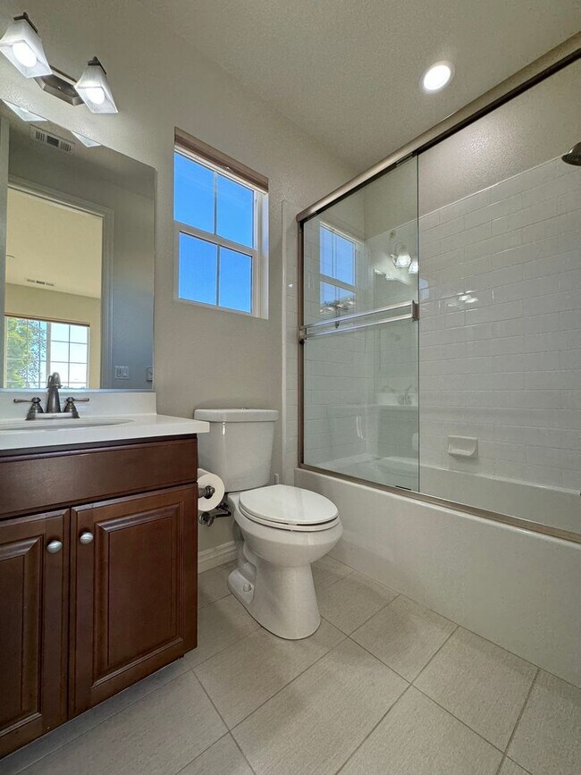 Building Photo - Modern 5 Bed, 4.5 Bath Home in Tustin Legacy