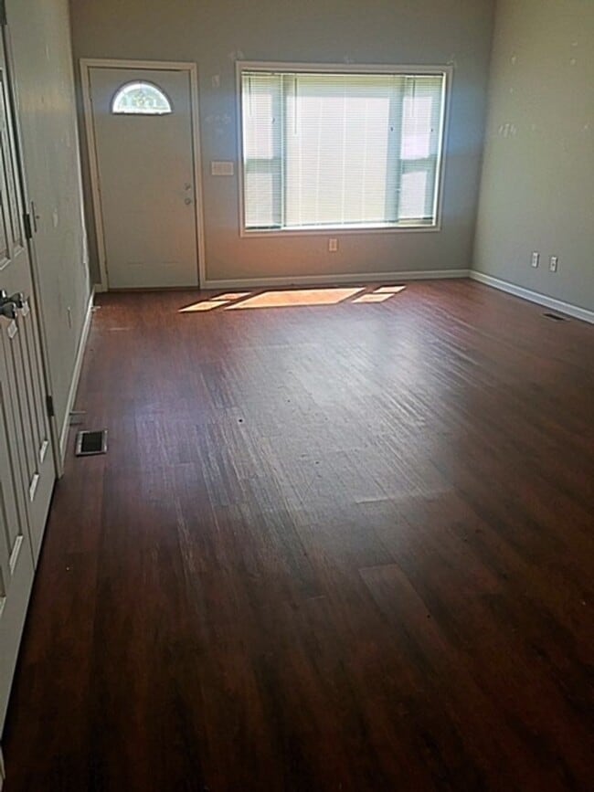 Building Photo - Recently Remodeled and Efficient 3 Bedroom...