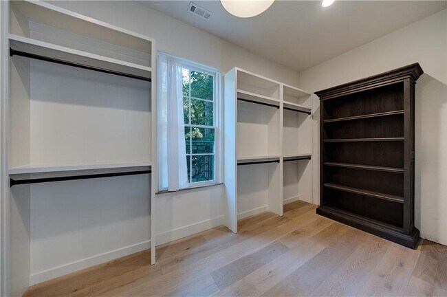 Building Photo - 3570 Knollwood Dr NW