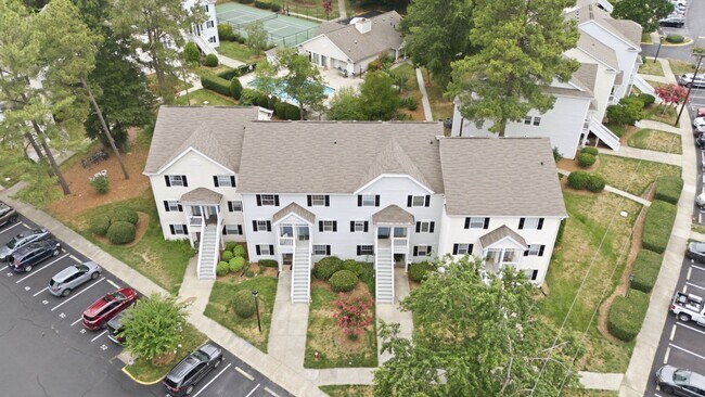 Building Photo - Updated 2BR Townhome in Prime Chapel Hill Location with Pool & Tennis!