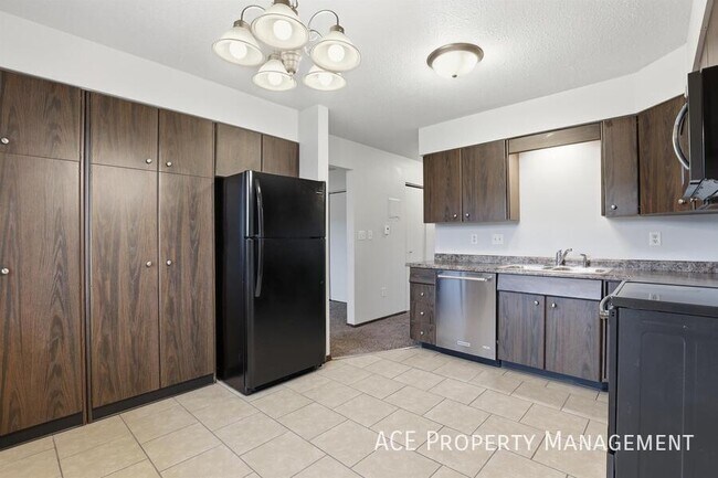 Building Photo - 733 Dakota Dr