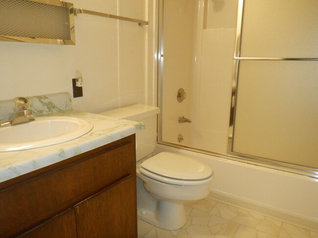 Building Photo - 3 Bedroom, dog upon approval!