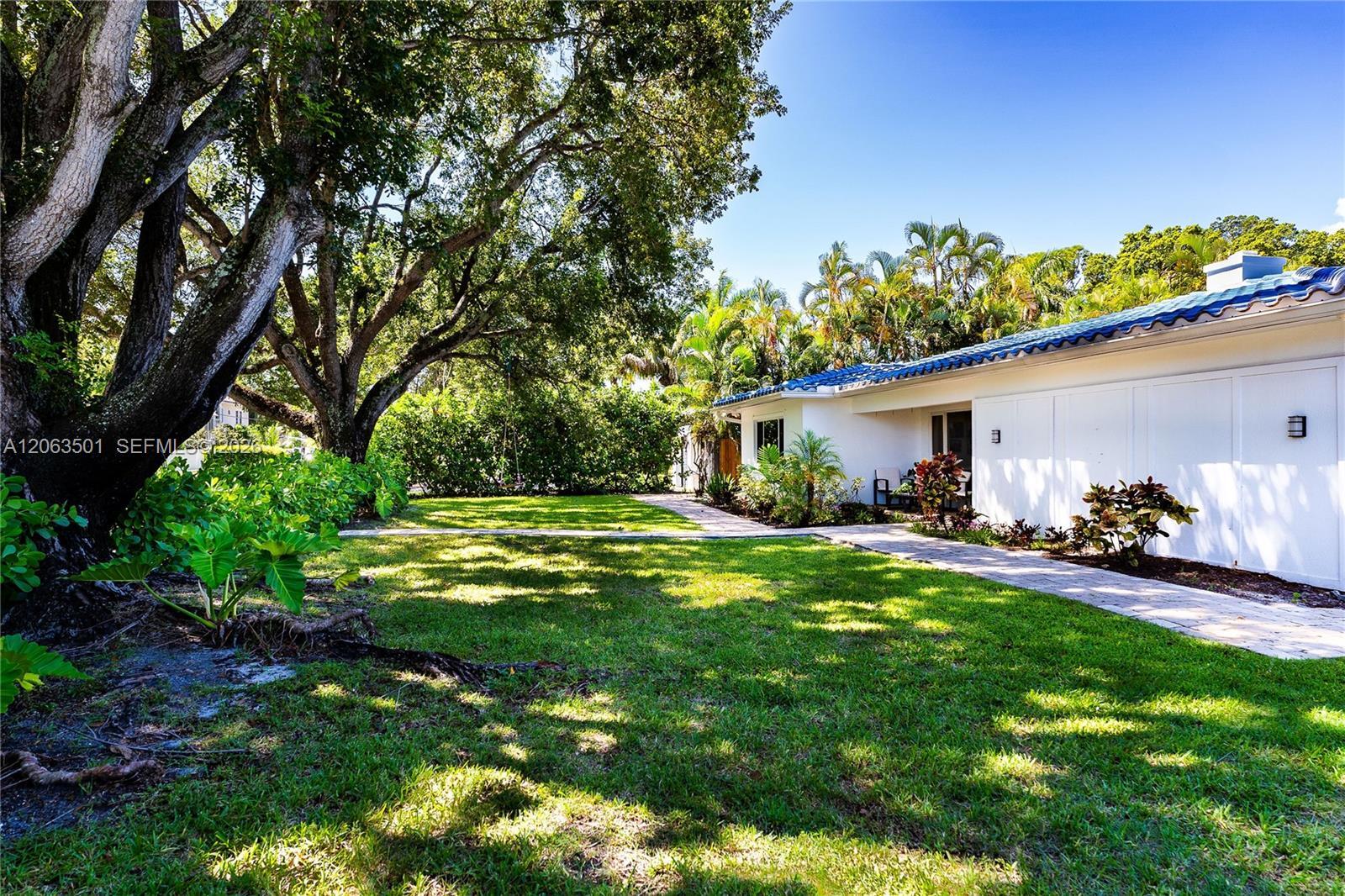 Building Photo - 1519 Bayview Dr