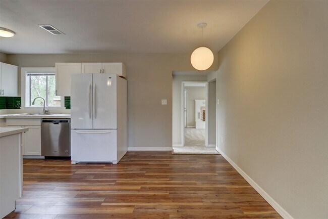Building Photo - Price reduced. College students welcome in this 4 bedroom home!