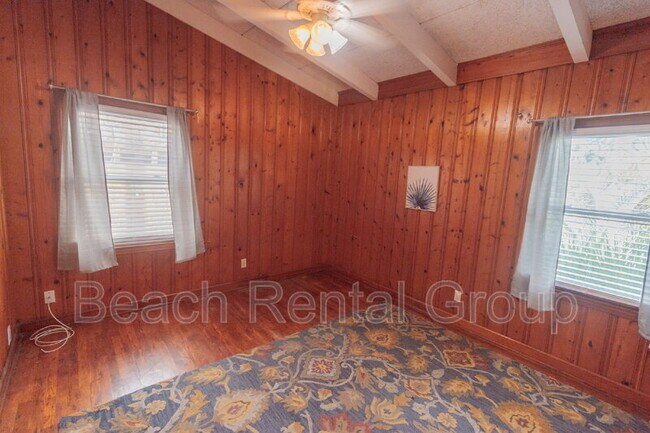 Building Photo - 4718 Seaview St