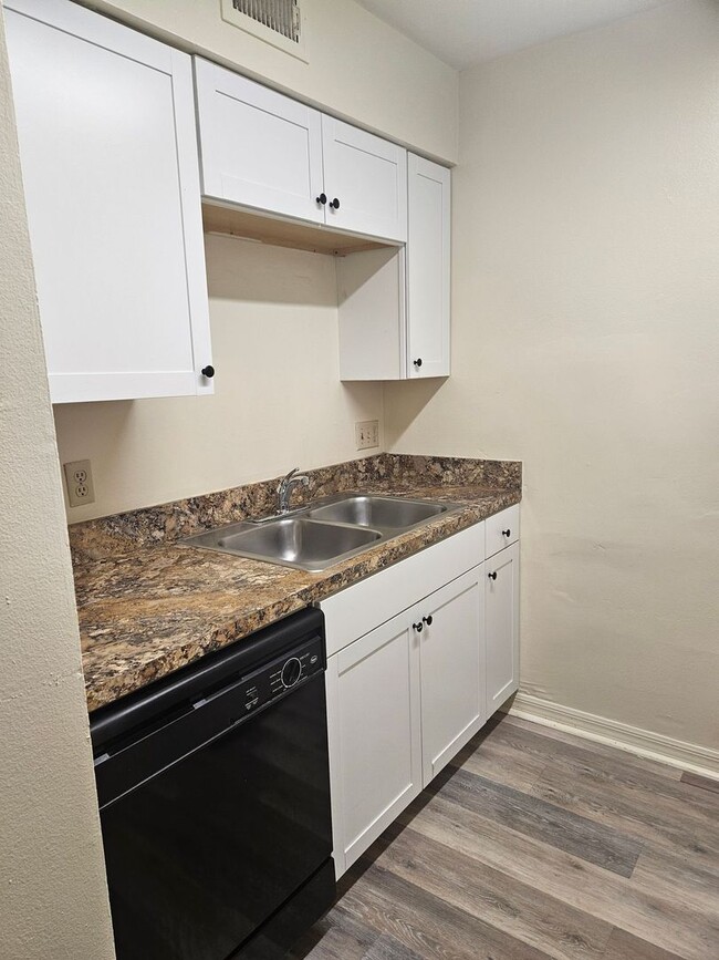 Building Photo - Southbrooke condo
