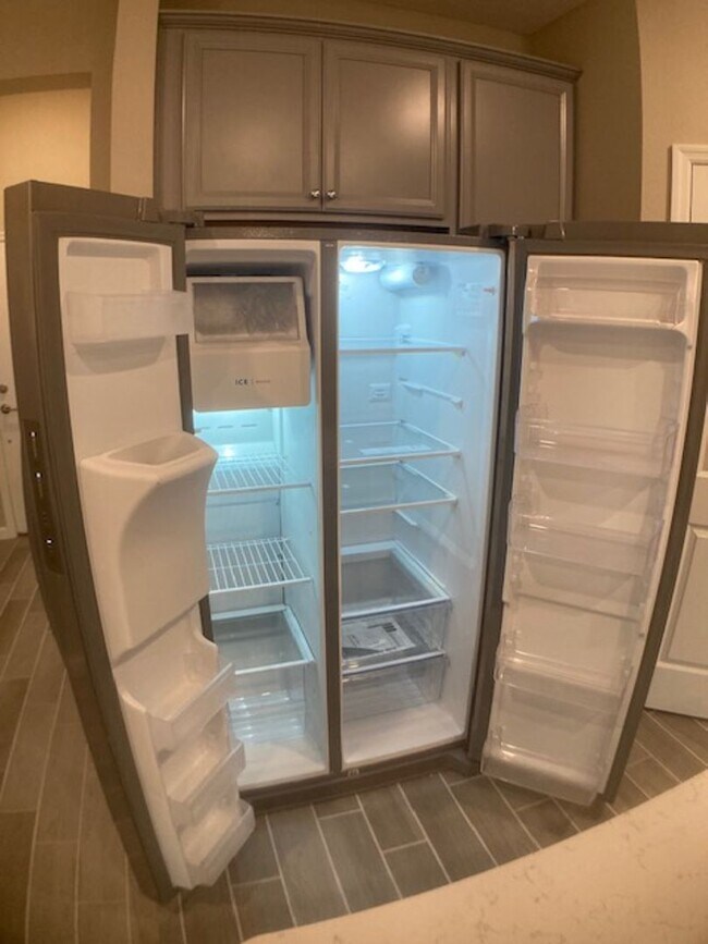 Building Photo - Stylish & Low-Maintenance Living in Oakleaf Community