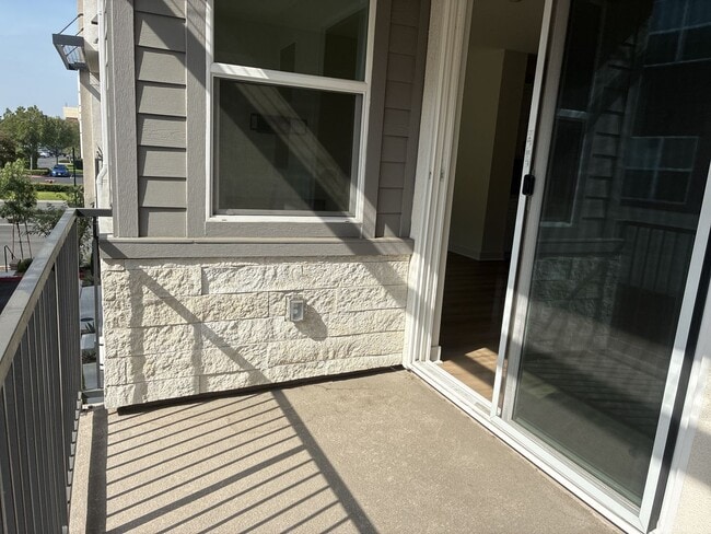 Building Photo - Modern 3-story townhouse in Ontario
