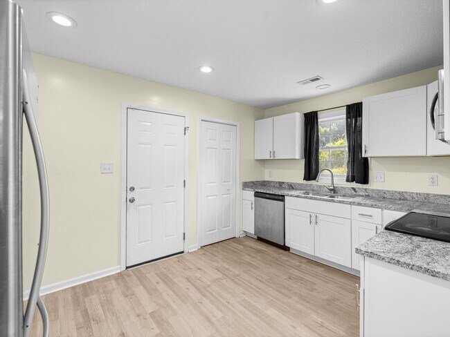 Building Photo - 103 Oakwood Ct